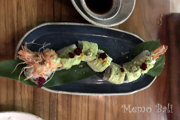 Dragon Roll(ドラゴンロール/夜):揚げた大海老をご飯で包み、アボカド、わさびマヨネーズをトッピング。