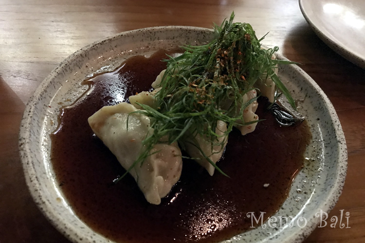 Gyoza(餃子):上品に乗った、豚とキャベツの柔らか餃子。タレは黒酢と醤油………ラー油プリーズ!