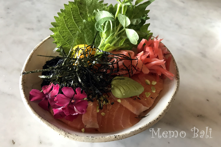 Salmon Chirashi(サーモンちらし/昼):器小さめ。サーモン、黒とびっこ、山芋玉子、のり、紅しょうが、しそ。