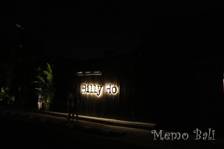 外壁サイン:宵に浮かび上がる様はうっとりするほど美しいです。