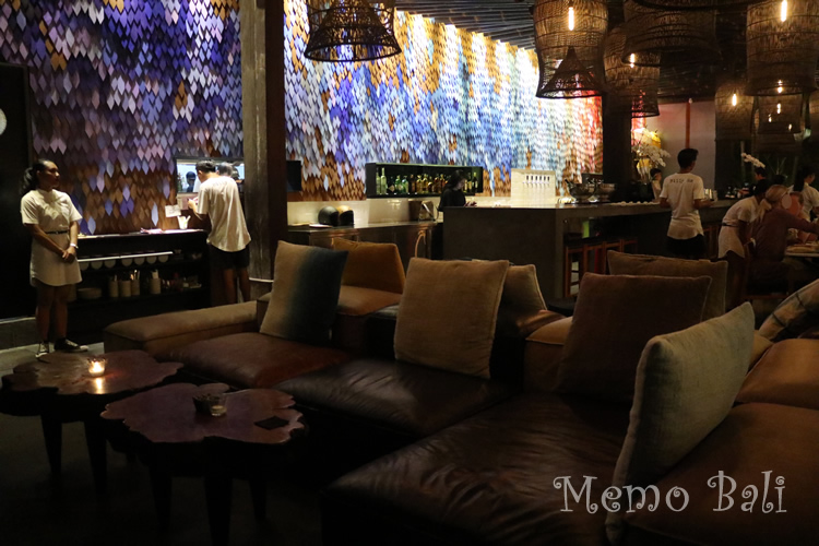 ソファー席:ゆったりくつろげる革張りのソファーもあります。ワイングラス片手に。