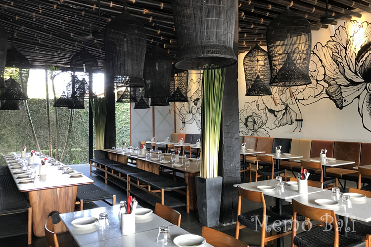 テーブル席:昼景は明るく清潔感あふれる、快活なイメージ。