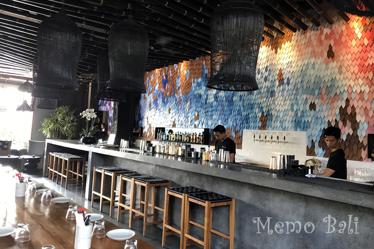 カウンター席:背もたれなしのハイチェア。アートを肴にアルコールを嗜みたい方はこちら。