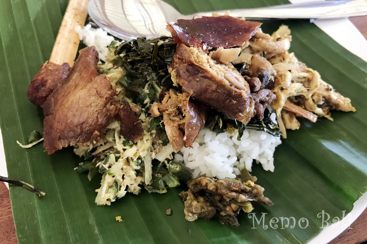 Babi Guling(バビグリン):全部盛り辛い版。添えの青唐辛子サンバルが辛さにマッハをかけます。