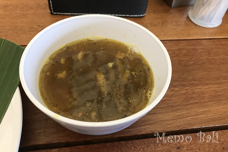 Sup Ares(スプアレス):豚骨とバナナの木の茎を煮込んだスープ。店内飲食時に付いてきます。