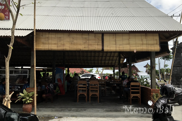 外観正面:屋根と柱のみの簡易建築。風がよぉぉーく通ります(特に乾季)。