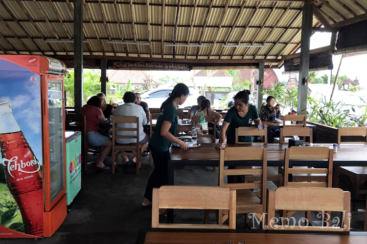 テーブル席:座席数は多めですが、ご飯時は混むので相席になることも。