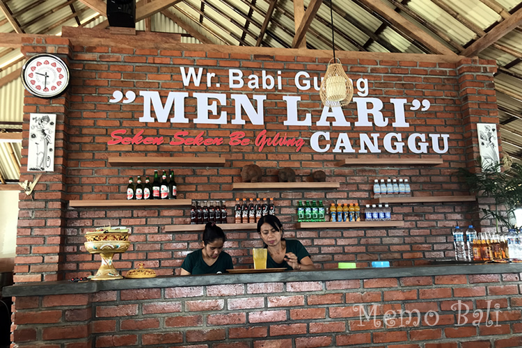 ドリンクカウンター:飲み物はここでも席でもオーダー可です。