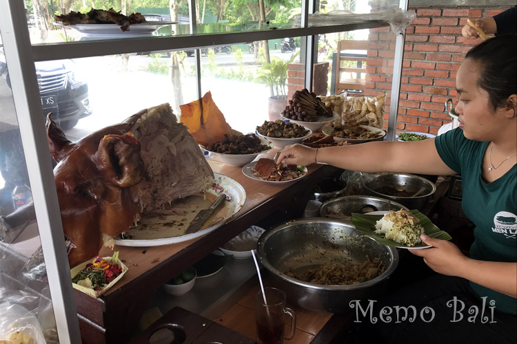 ショーケース:スタッフが素手で、バナナの葉を敷いたお皿に盛り付けてくれます。