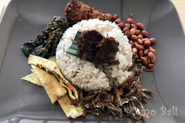 ナシレマッ:イカンビリス(小魚)とカチャン(ピーナッツ)は塩味でカリッカリ。全体、辛さ抑えめ、甘みあり。