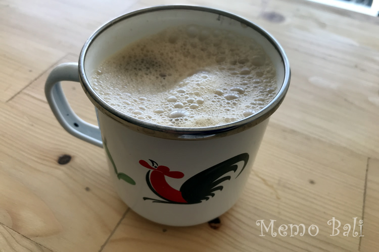 Teh Tarik(テータリッ):有機の紅茶葉とコンデンスミルクを混ぜ合わせた甘いミルクティー。