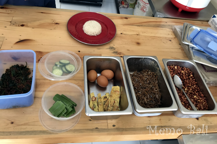 ナシレマッのおかず:トレーに常温保存。揚げ物は水分がしっかり飛んで、午後もカリカリ。