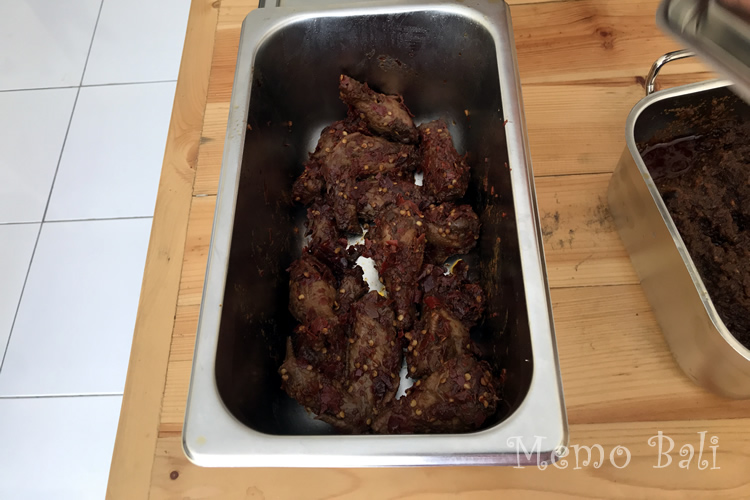 SPICY CHICKEN WINGS(スパイシーチキンウィング):甘辛ソース付きの手羽先。鶏肉、ややクセ(匂い)あり。