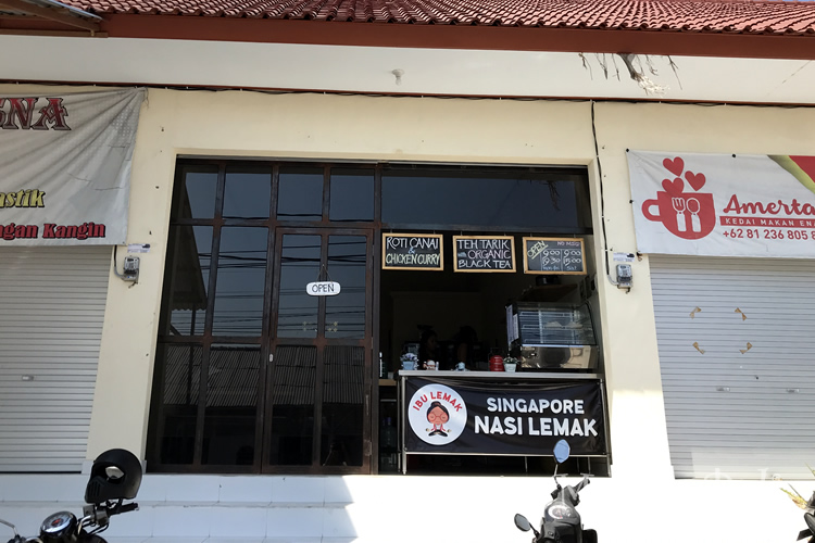 外観正面:4軒並んだ店舗の1画。階段をあがって、ドアは外開き。開けにくいっ(笑)