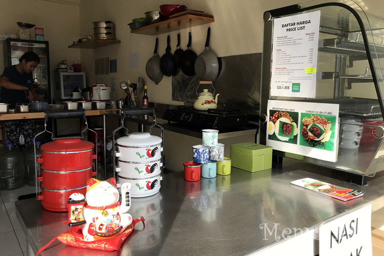 オーダーカウンター:持ち帰り客が多く、常時オープン。並んでいるホーローの食器は買えます。