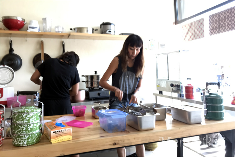 オープンキッチン:テーブル席の真隣りで盛り付け。作り置きなのでトングでテキパキと。