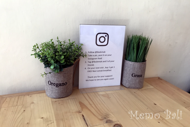 テーブル:食用植物のオレガノやレモングラスなどが鑑賞用にちょこんと並んでます。