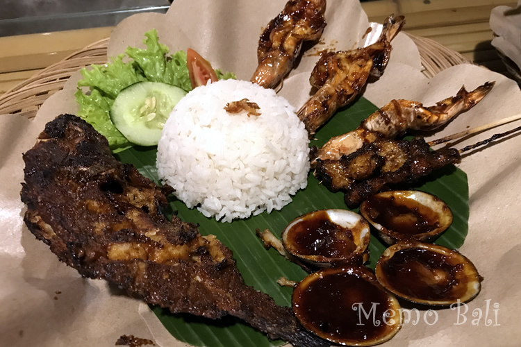 Paket10:焼き魚+貝+たこ串+海老+サラダ+ごはんのセット。いろいろ楽しめて、ボリューミー。