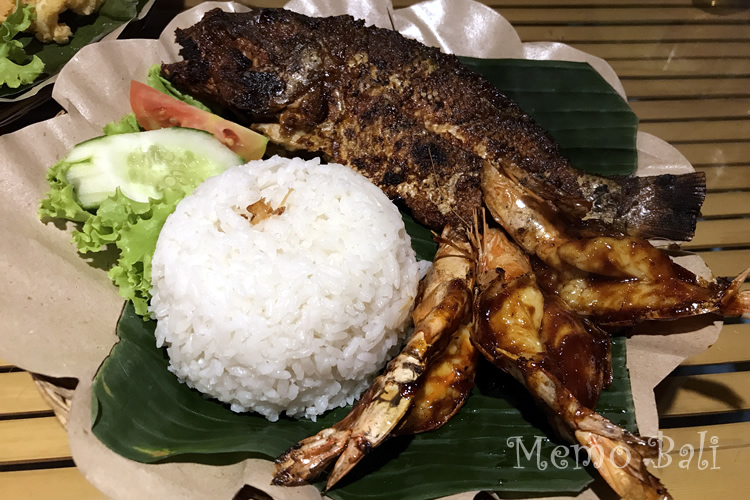 Paket7:焼き魚+海老+サラダ+ごはんのセット。女子には十分、殿方にはやや物足りないかも。