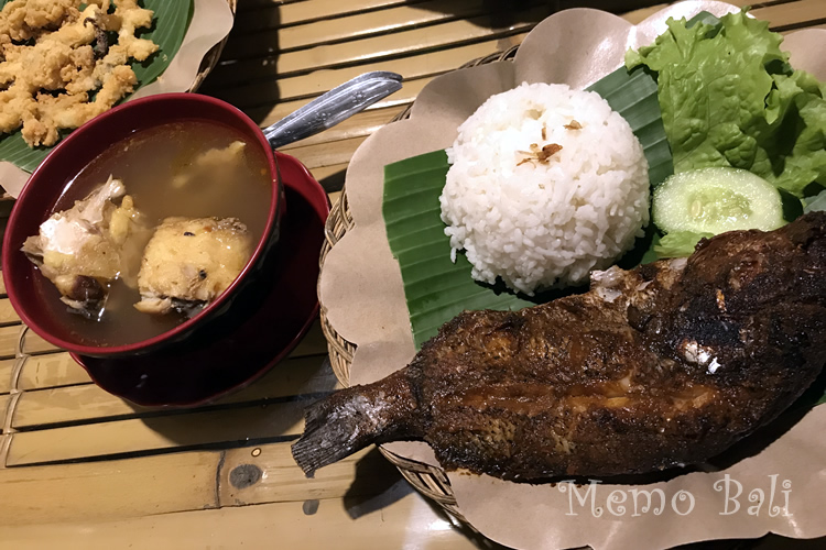 Paket3:焼き魚+魚のスープ+サラダ+ごはんのセット。スープはあっさりに見えて、食べ続けると辛い。