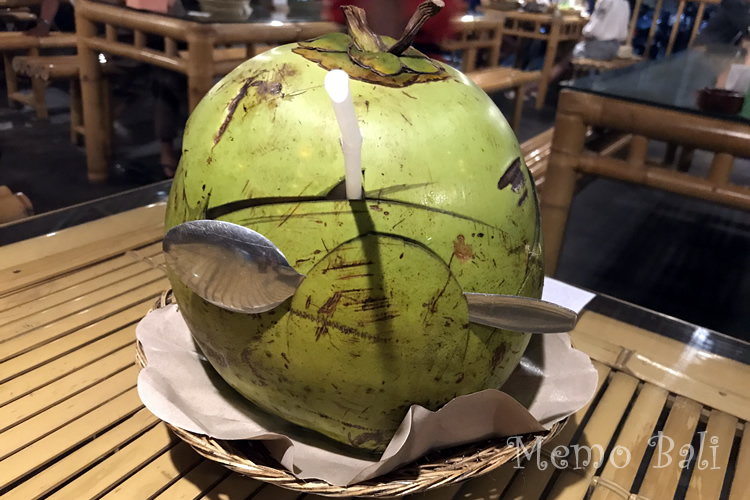Es Kelapa Muda(エスクラパムダ):ココナッツジュース。ストロー差込口と、実をすくうスプーン付き。