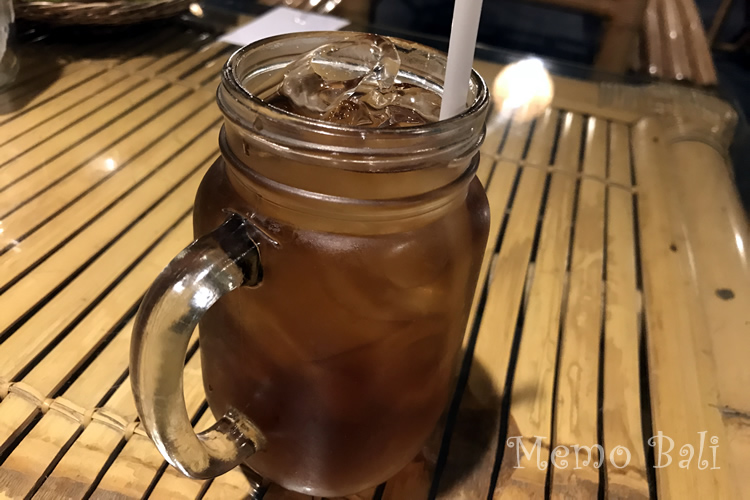 Es Teh Tawar(エステータワール):甘くないアイスティー。濃いめで味しっかり。