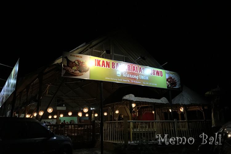 外観正面:家具屋が多い道沿いで、一瞬 大型展示場かと。屋根と柱だけの簡素な造り。