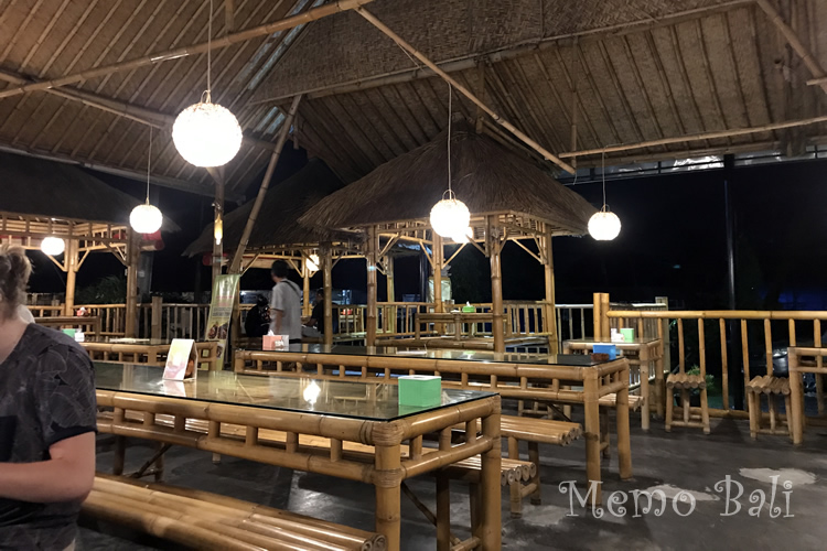 店内:屋根の下に、屋根付きのガゼボ(東屋)。座敷タイプで小さなお子さんも安心。4棟のみ。