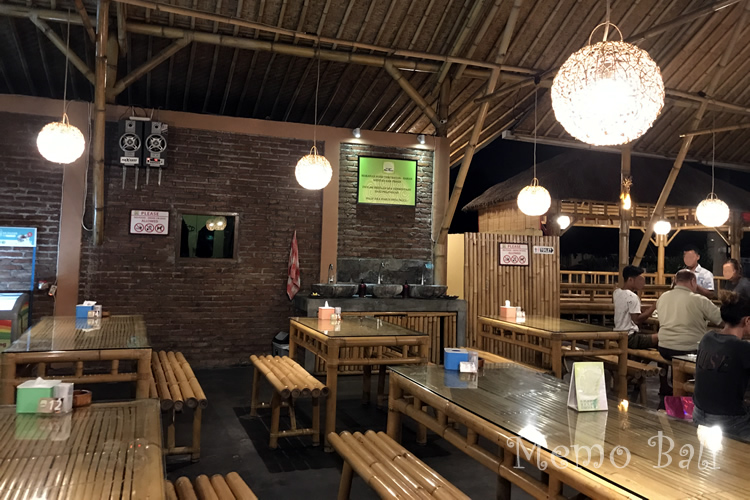 テーブル席:2・4・8人がけ。くっつければ大人数グループに対応可。端の席、乾季は風強め、雨季は雨注意。