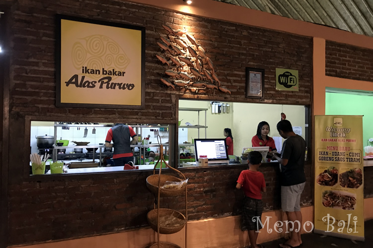 レジと調理場:スタッフが多く、手をあげるとすぐ来ます。接客、感じヨシ。明朗会計。