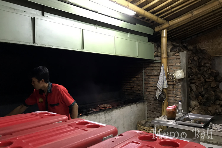 焼き場:椰子殻は木炭より火力が強くて香ばしい。焼ける数が決まってて混雑時は待たされます。